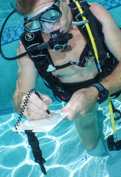 plongeur et tablette test en piscine