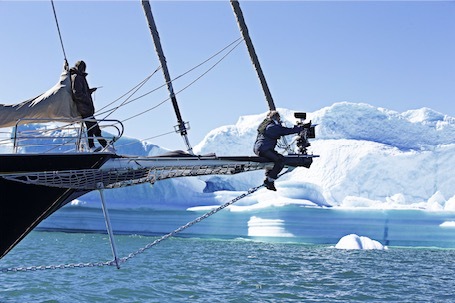 bateau avance dans la glace