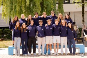 L'équipe de l'association de plongée étudiante Into The Blue de l'ESSEC, en sweats bleu marine