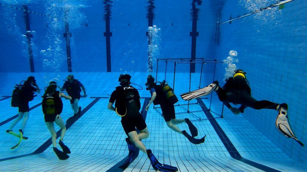 Plongeurs d'Into The Blue en entraînement dans la piscine des Louvrais à Pontoise