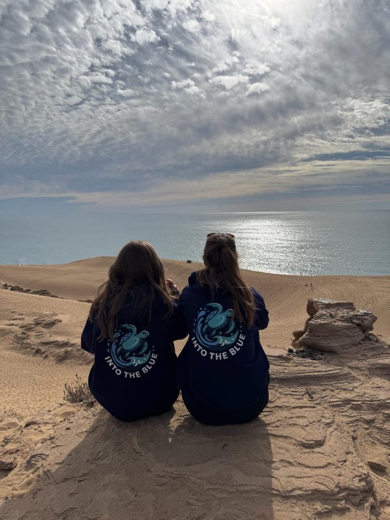 Deux étudiantes en sweats Into The Blue face à la mer