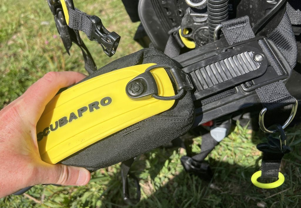 Poche à plomb largable Scubapro glissée dans le rail cranté de la ceinture de l’Hydros Pro 2