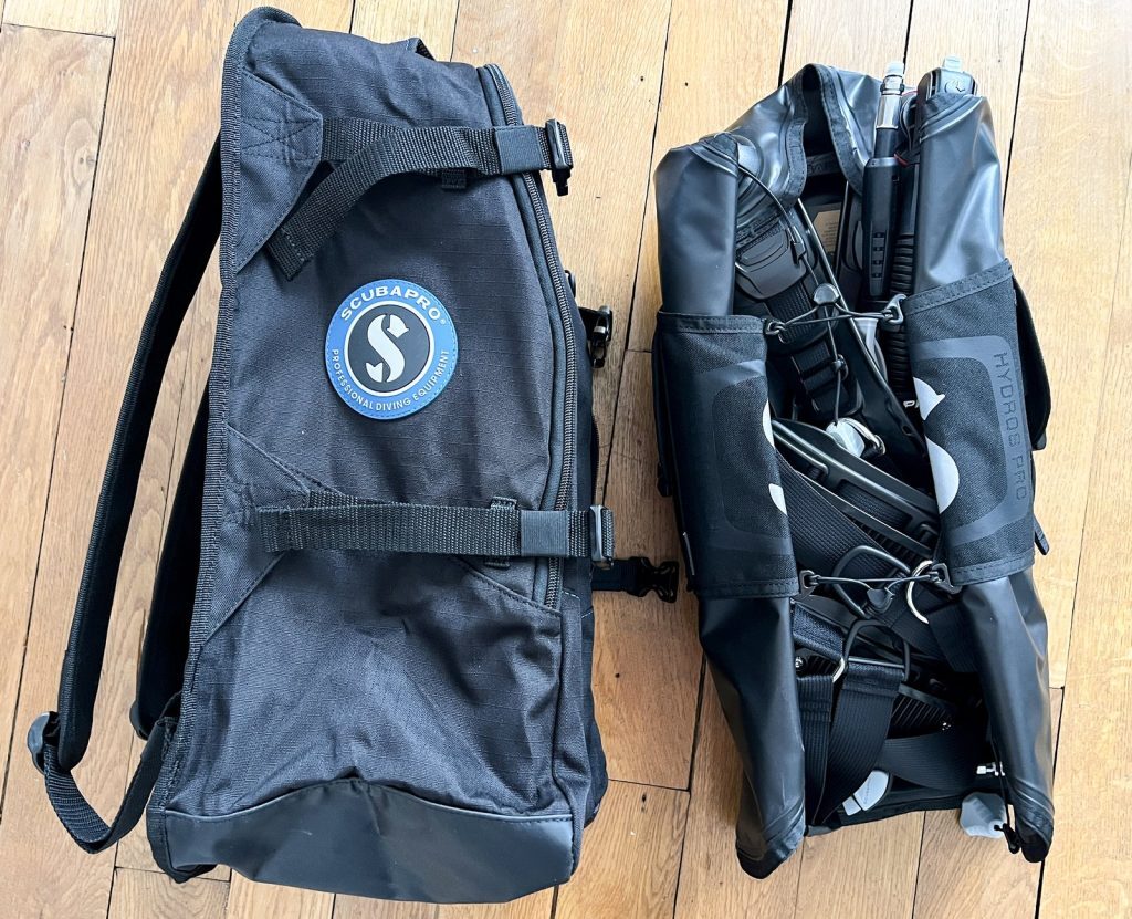 Le gilet Hydros Pro 2 livré plié à côté de son sac à dos Scubapro